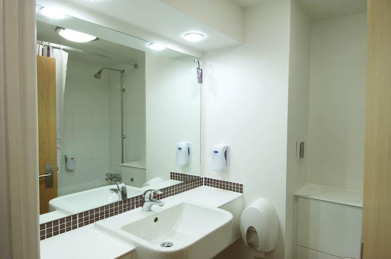 Premier Inn Exeter Central St. Davids Екстериор снимка